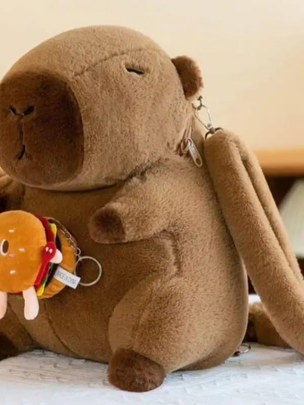 Mochila Capivara Republic®- Pelúcia - Capi Hambúrguer