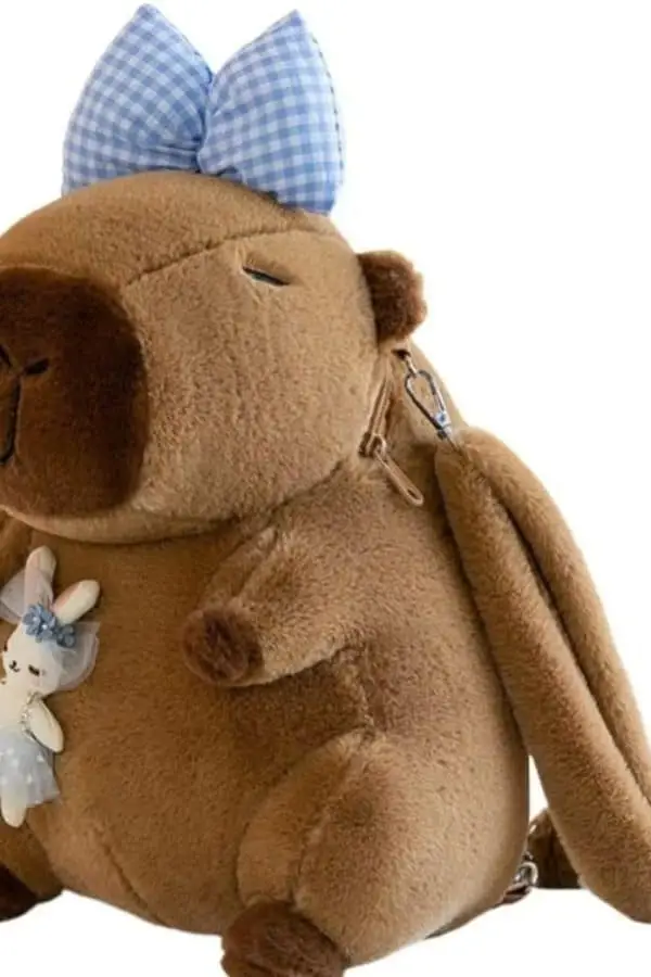 Mochila Capivara Republic®- Pelúcia - Capi Laço Azul Cabeça