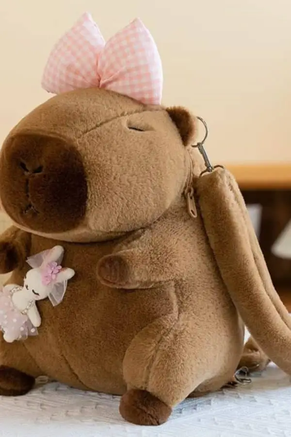 Mochila Capivara Republic®- Pelúcia - Capi Laço Rosa Cabeça